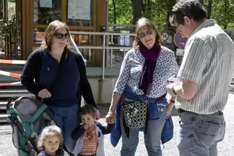 Endlich wieder in den Wildpark – denken sich Ursula Dietenhöfer und ihre Familie. Hier im Gespräch mit Volker Endres (rechts).