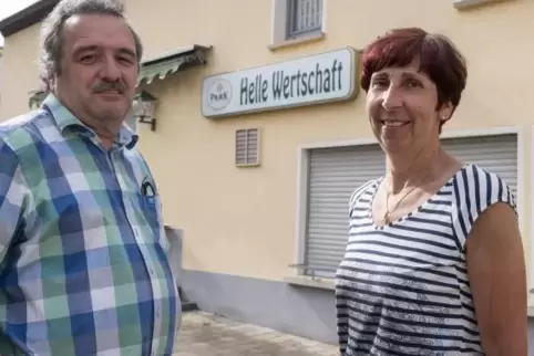 Geschlossene Rollläden: Steffi und Jochen Körbel vor ihrem Gasthof „Helle Wertschaft“.