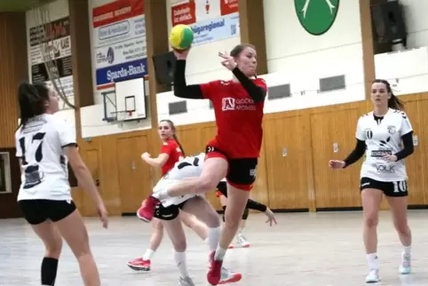 Lea Eckrich und die Handballerinnen der TG Waldsee bleiben in der Oberliga, suchen aber einen neuen Trainer.