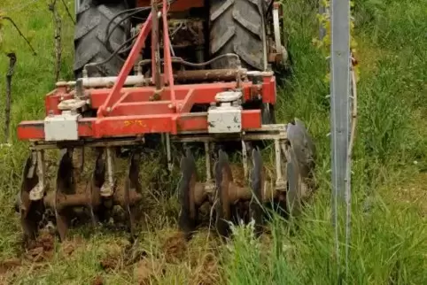  Traktor statt Glyphosat: der Kampf gegen Unkraut im Weinberg. 