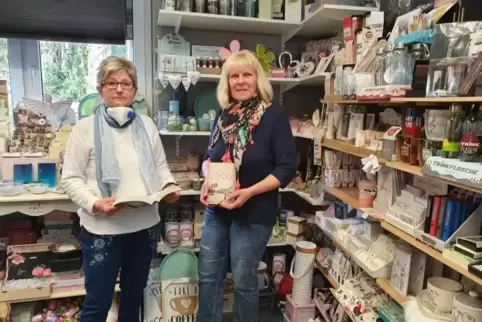 Mittels Lieferdienst versorgten Karin Hirschelmann und Christine Resch Bücherfreunde in den vergangenen Wochen. Der Montag, als 
