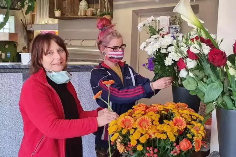 Abstand halten und Mundschutz: Chefin Sabine Jekel und Auszubildende Selina Brauer halten im Blumenhaus Jekel in Thaleischweiler
