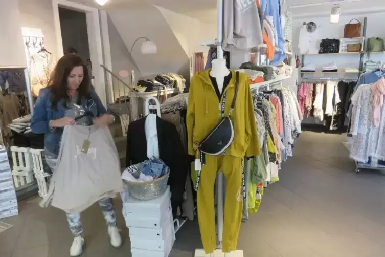 Christina Riesbeck bediente zum ersten Mal seit Wochen wieder Kundinnen in ihrer Boutique Tinas Laufsteg.