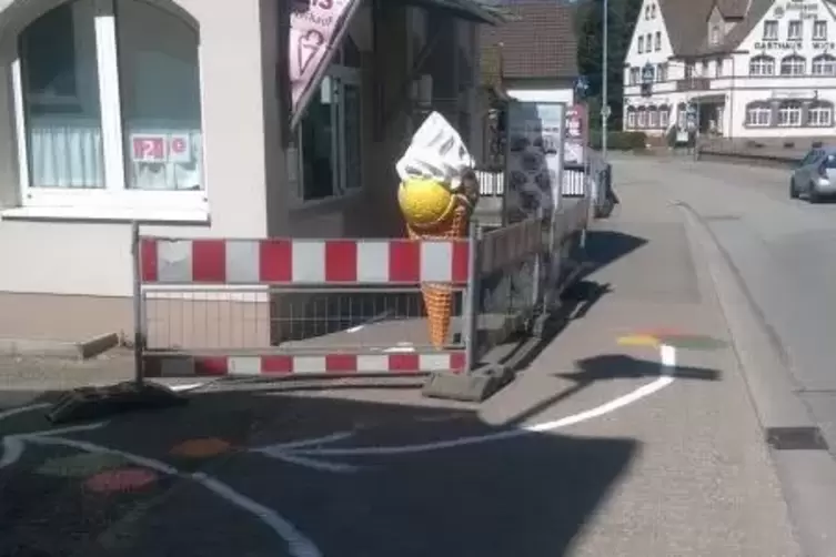 Hier entlang: Farbige Eiskugeln auf dem Boden weisen in Corona-Zeiten beim &bdquo;Eisheisel&ldquo; den richtigen Weg zum Eisverkauf. 