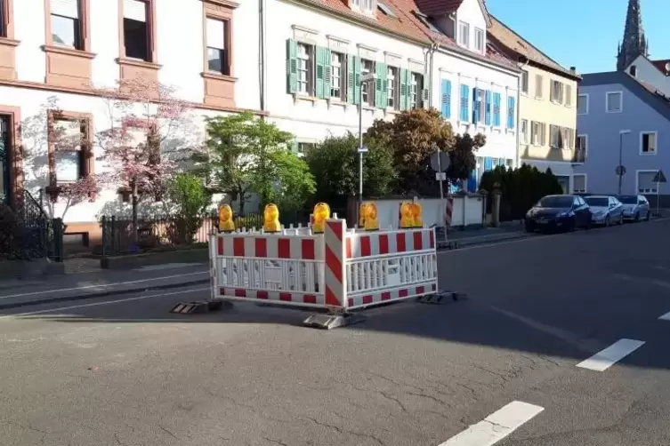 Kanaldeckel defekt: Baustelle mitten auf der Schwerdstraße.