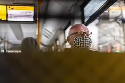 In Sachsen gilt eine Maskenpflicht in Bahnen und Bussen bereits seit Montag.