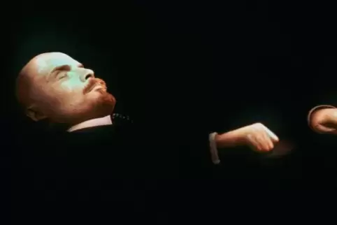 Der einbalsamierte Leichnam des sowjetischen Staatsgründers Lenin liegt im Lenin-Mausoleum am Roten Platz in Moskau. 