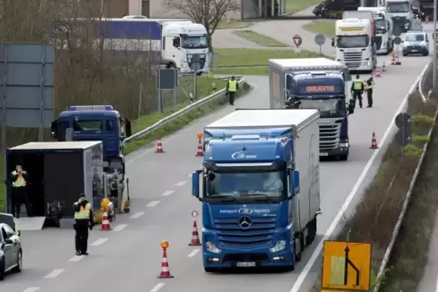 Stau an der Grenze: Eine Stunde lang mussten Pendler laut Bundespolizei am Dienstag warten, wenn sie von Frankreich aus in die P
