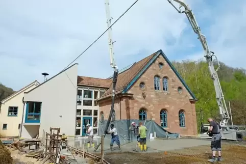 Die Bodenplatte für den Anbau wurde vergangene Woche gegossen.