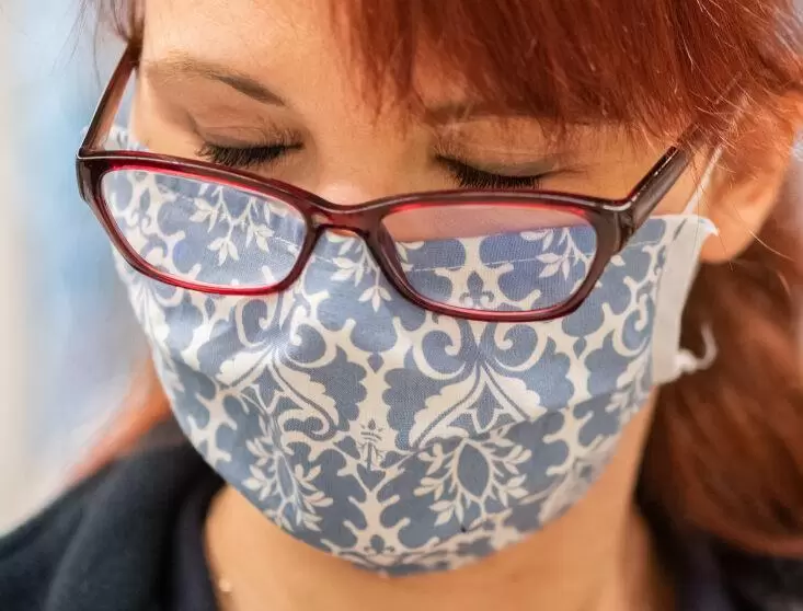 Wie trage ich die Maske richtig? Die Maske sollte Mund und Nase abdecken und eng an den Wangen anliegen, damit möglichst wenig L