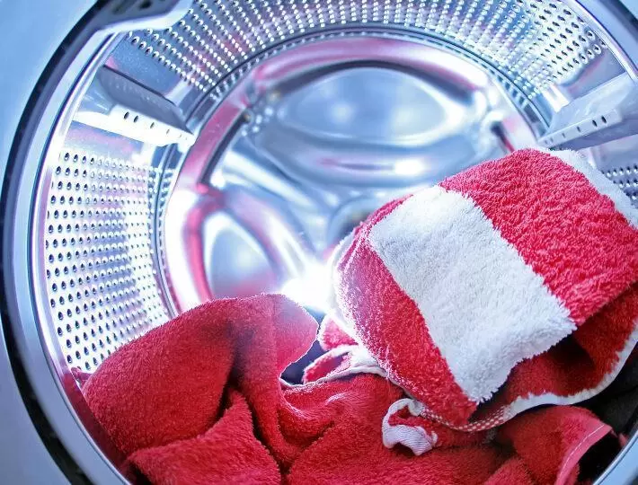 Wie mache ich die Maske richtig sauber? Die Masken können in die Waschmaschine gesteckt werden. Laut Lemmen reichen bereits 30 G
