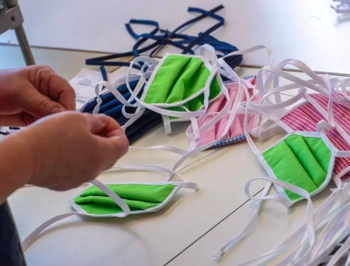 Welcher Stoff eignet sich für eine Maske? Die Maske soll dazu dienen, Tröpfchen abzufangen, die wir beim Sprechen, Lachen, Huste