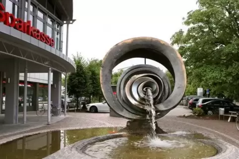 Den Brunnen vor der Sparkasse in Germersheim ziert eine symbolische Zinsspirale. Neben dieser Geschäftsstelle sollen weitere 16 