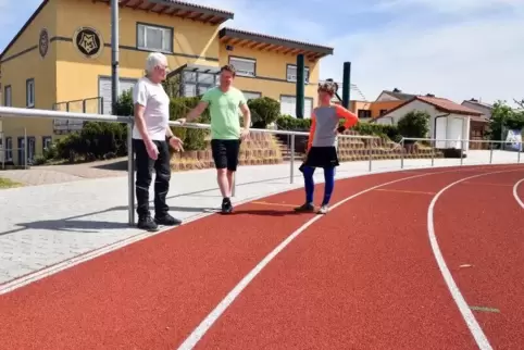 Manfred Schwaab (links), Vorsitzender des TV Maikammer, hat sich gestern als Aufsicht auf dem Sportplatz in Maikammer zur Verfüg