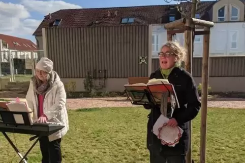 Im Garten der Römergarten Residenz im hessischen Rodgau-Weißkirchen hat die freie Musikschule Rodgau ein Konzert organisiert.