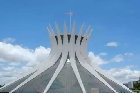 Bauwerke, die kurz vor dem Abheben zu stehen scheinen: Oscar Niemeyers Kathedrale Nossa Senhora de Aparecida in Brasilia. Bauwerke, die kurz vor dem Abheben zu stehen scheinen: Oscar Niemeyers Kathedrale Nossa Senhora de Aparecida in Brasilia.