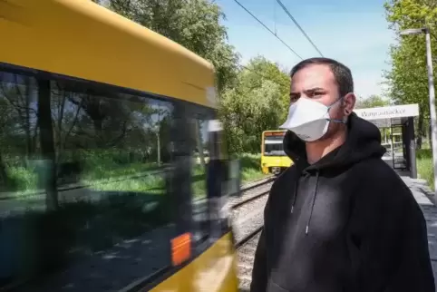 Ein Mann mit Schutzmaske in Stuttgart: Dass die Maskenpflicht kommt, steht in Baden-Württemberg schon fest.