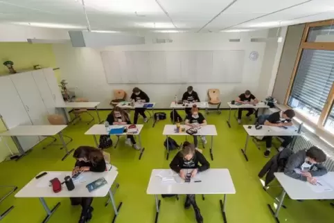 Für ein Drittel der Schüler in Rheinland-Pfalz soll jetzt wieder der Unterricht beginnen – mit Abstandregeln und Hygineauflagen.
