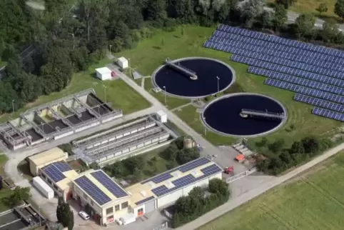 Wer an offenem Abwasser arbeitet, muss immer Schutzkleidung tragen – unabhängig von Corona (hier die Kläranlage Schifferstadt). 