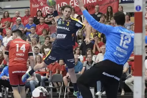 Für die Eulen Ludwigshafen und die Rhein-Neckar Löwen ist die Saison vorbei, auf dem Derby-Bild sind Uwe Gensheimer (beim Wurf),