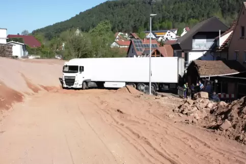  Festgefahren: Dieser Lkw-Fahrer hat die Vollsperrung der Hauptstraße einfach ignoriert. 
