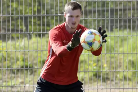 Den Ball im Blick: FCK-Torwart Lennart Grill ist glücklich darüber, wieder auf dem Trainingsplatz zu stehen. 