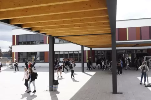 Auf dem Schulhof – hier ein Foto vom September 2018 – sollen die Lehrer aufpassen, dass die Schüler anderthalb Meter Abstand zue