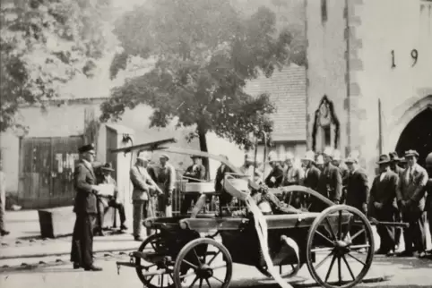 Eine Feuerwehrspritze von Waldgrehweiler, hier in einer Aufnahme von Anfang des 20. Jahrhunderts. Die Geschichte der Ortswehr is