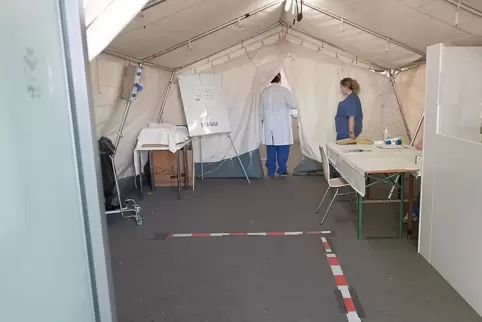 Die Notaufnahme an der Homburger Uni erfolgt zurzeit wegen Corona in einer Zeltschleuse. Die Notaufnahme an der Homburger Uni erfolgt zurzeit wegen Corona in einer Zeltschleuse.