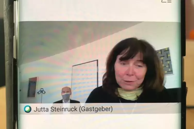OB Jutta Steinruck w&auml;hrend der Videokonferenz. Im Hintergrund mit Maske: Bj&ouml;rn Berlenbach, Leiter der Tiefbausparte.