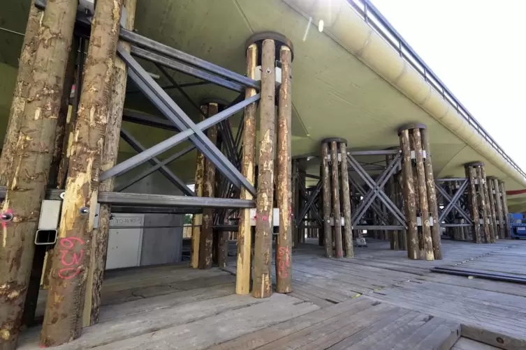 Rund 2500 Baumst&auml;mme sowie 1500 Tonnen Stahl und Beton sind notwendig f&uuml;r alle St&uuml;tzkonstruktionen. 