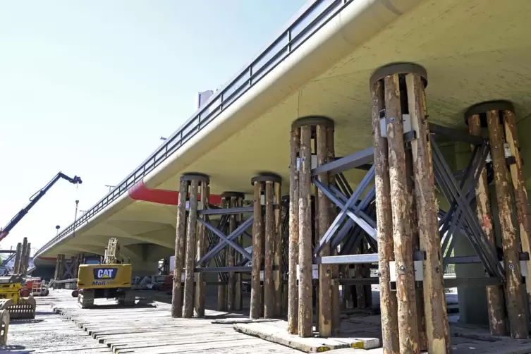 Jede der St&uuml;tzen wiegt rund 20 Tonnen. Sie sollen einen unkontrollierten Einsturz beim Abriss verhindern.
