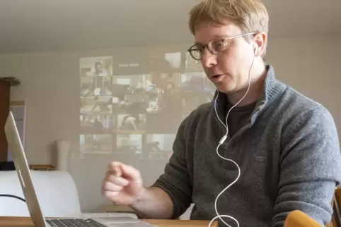 Am Laptop statt im Kursraum: Stefan Simon unterrichtet seine Feldenkrais-Kurse nun virtuell. Am Laptop statt im Kursraum: Stefan Simon unterrichtet seine Feldenkrais-Kurse nun virtuell.