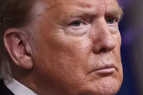 Lässt mit seinem Daumen die Muskeln spielen: Trump drohte dem Iran wieder per Twitter.
