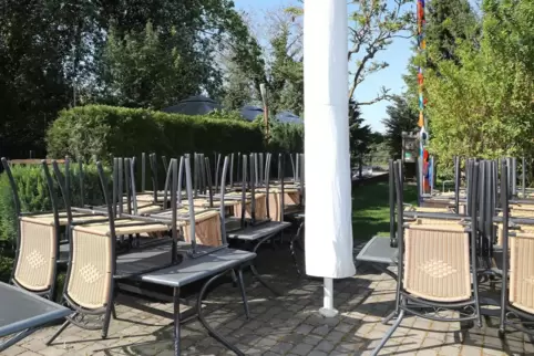 Gähnende Leere: Im Biergarten des Salischen Hofs in Schifferstadt ist es zwar sonnig, Gäste dürfen dort trotzdem nicht sitzen.