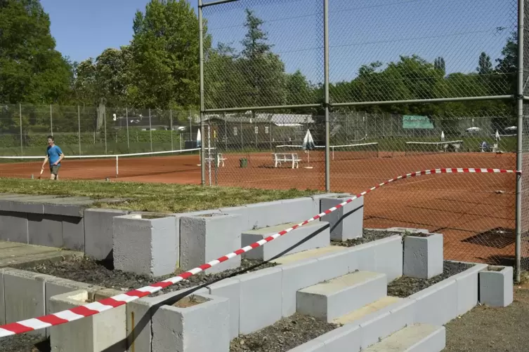 Um die Gassen auf dem Gel&auml;nde zu markieren, hat der Verein laut Sportwart Florian Schumacher 2,5 Kilometer Flatterband gekauft. 