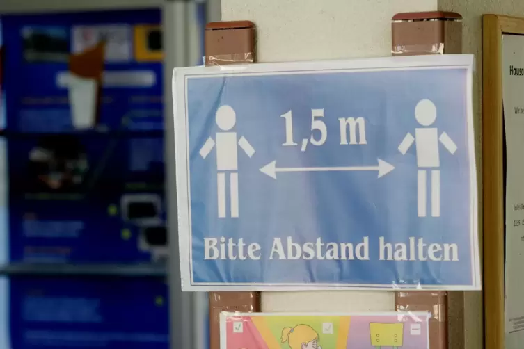 Ein Hygieneplan des Mainzer Bildungsministeriums f&uuml;r die Schulen fordert auch im Unterricht das Einhalten der Abstandsregeln.