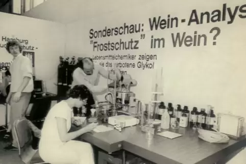 Bei einer Verbraucherausstellung in Hamburg informierten Lebensmittelchemiker Ende August 1985 über die Möglichkeiten, Glykol im
