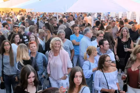 Viel Andrang auf dem Luitpoldplatz – Weinwettstreit 2018.
