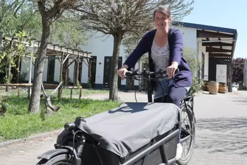 Verena Bender aus Bissersheim fährt mit ihrem E-Bike zum Wocheneinkauf, auch für Menschen, die zur Corona-Risikogruppe gehören u