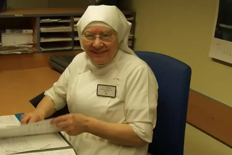 Noch im hohen Alter aktiv im Krankenhaus: Schwester Eligiana kurz vor ihrem 80. Geburtstag auf der Geburtenstation. 