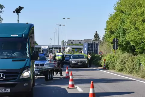 Die Bundespolizei kontrolliert am Grenzübergang Lauterbourg die Einreise nach Deutschland. 