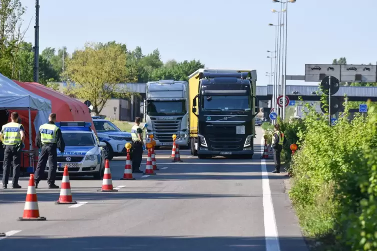 Pkw und Lkw m&uuml;ssen durch die Kontrollgasse.