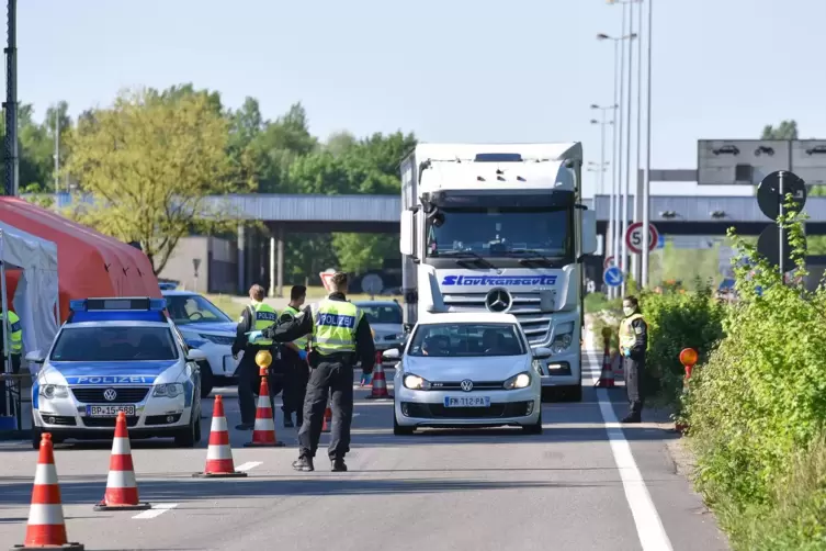 Bundespolizisten weisen Verkehrsteilnehmer zur Kontrolle ein. 