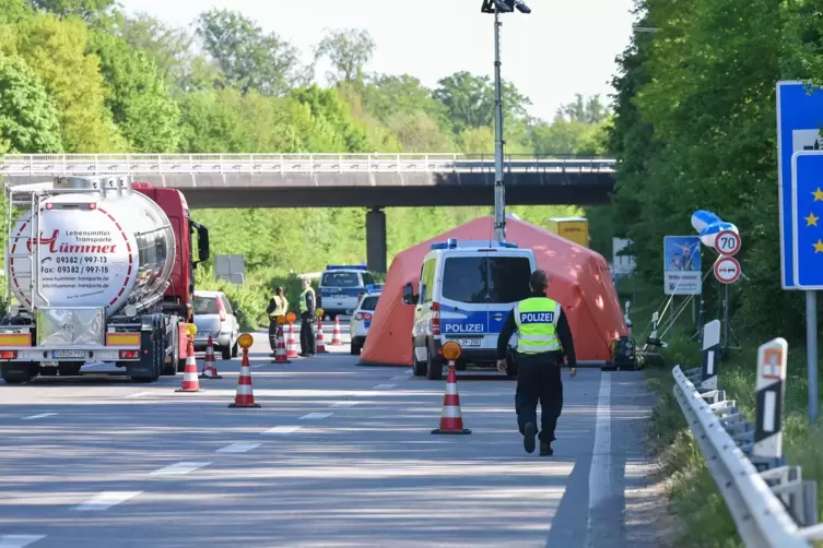 Im Zelt ist B&uuml;rokratie und Verpflegung der Bundespolizei untergebracht. 