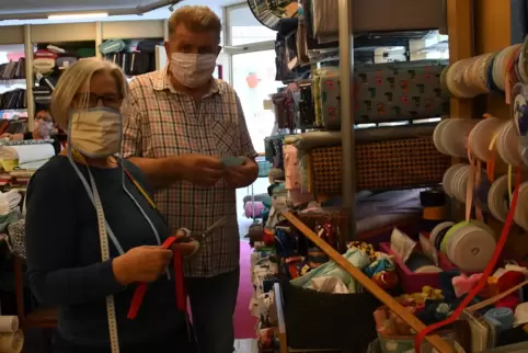 Enormer Andrang herrschte gestern im Stoffatelier in der Hauptstraße in Grünstadt. Hier bedient Inhaberin Magdalena Matheis-Kiss