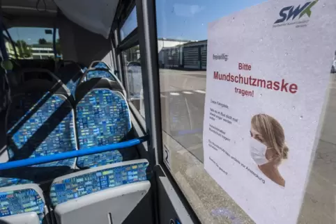 Seit vergangener Woche bitten Plakate in den SWK-Bussen die Fahrgäste, freiwillig eine Mundschutzmaske im Bus zu tragen. 