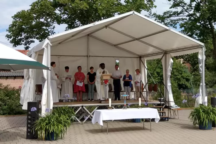 Im August gab es einen ökumenischen Gottesdienst mit Fest auf dem Dorfplatz, nachdem feindliche Bemerkungen über Pfarrer Asomugh
