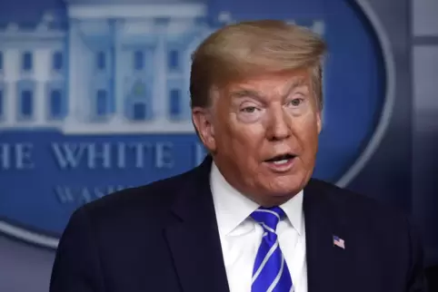 US-Präsident Donald Trump hat mit eigenwilligen Ideen für mögliche Therapieansätze gegen das Coronavirus für Aufsehen gesorgt.