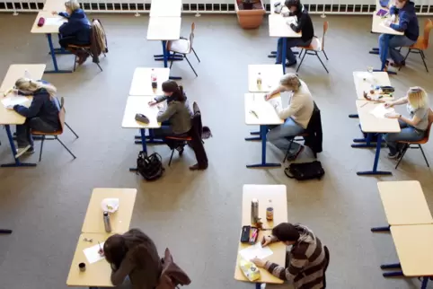 Nach der Öffnung der Gymnasien soll es in Rheinland-Pfalz möglich sein, sich in den Leistungskursen auf eine Kursarbeit und zwei